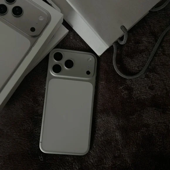 Apple iPhone in Classic White and Silver - Picture 2 of 3